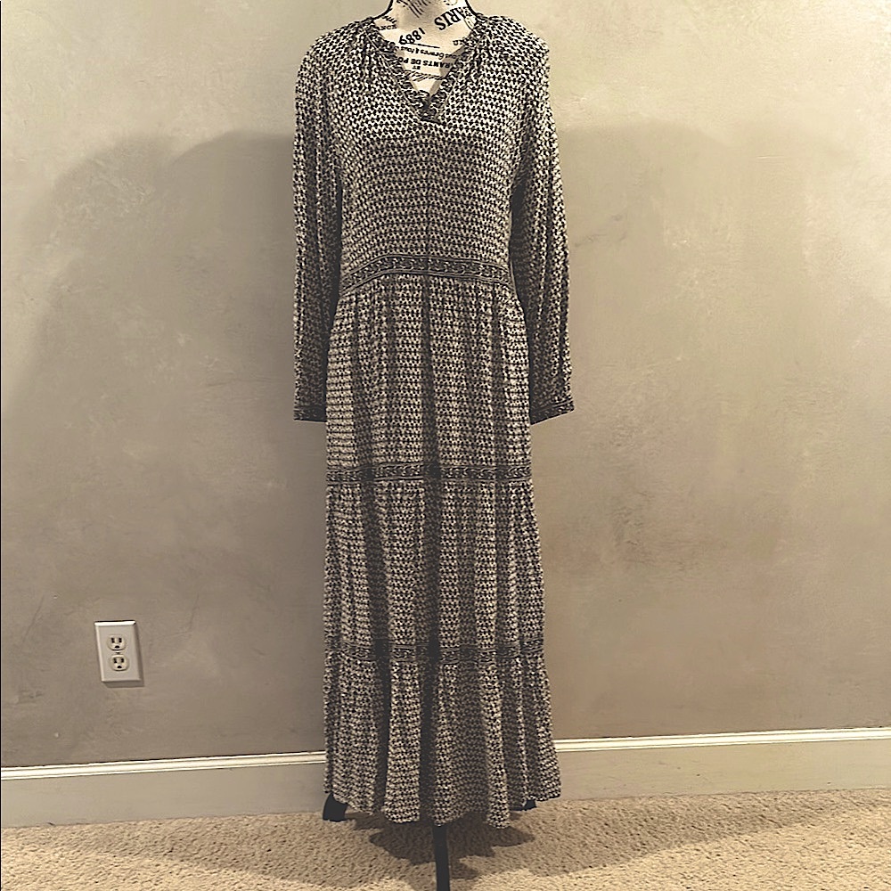 Elegant Black and White Maxi Dress